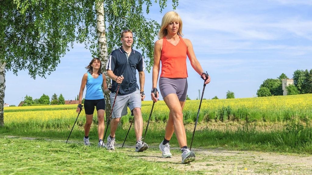 Скандинавская ходьба с палками для похудения